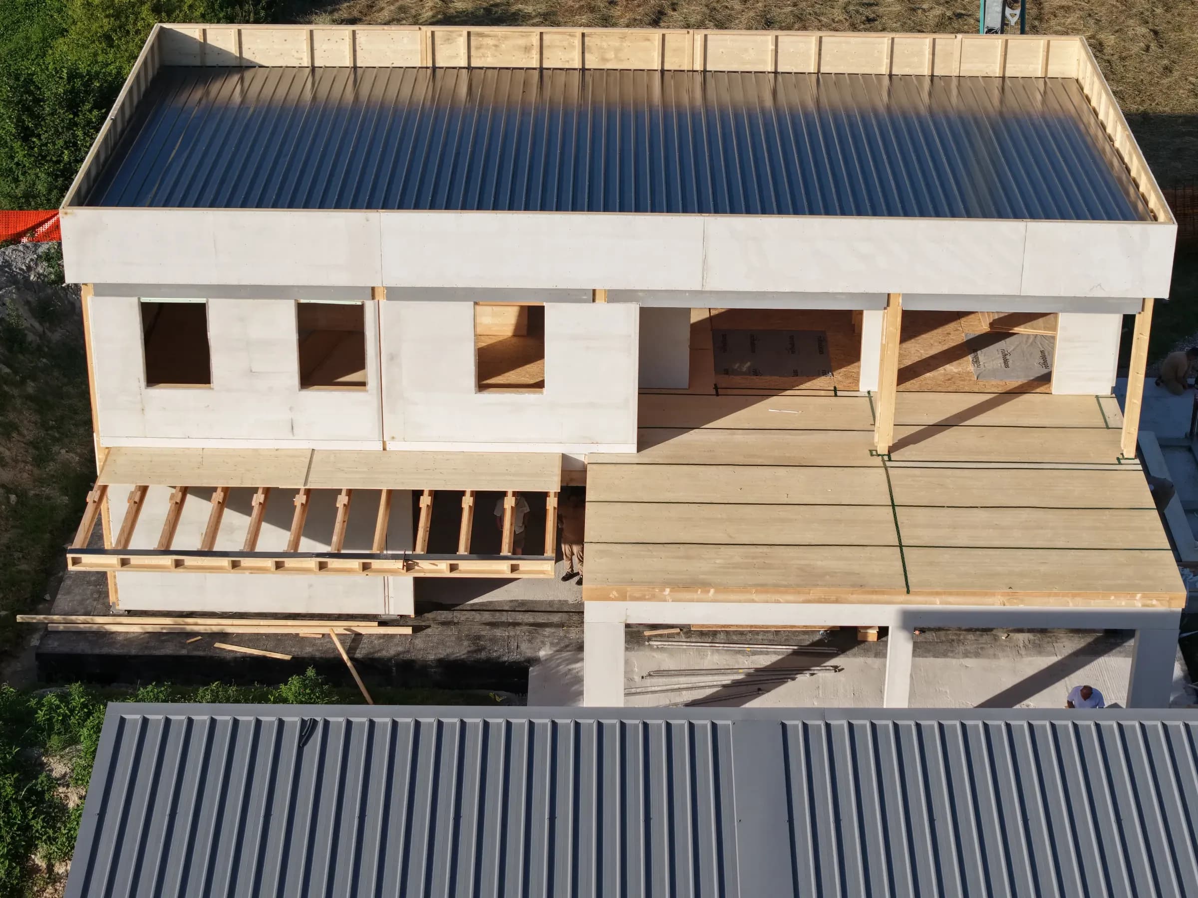 Dettaglio del sistema costruttivo X-Frame della villa di Brescia: pannelli strutturali e solai in legno con tetto piano