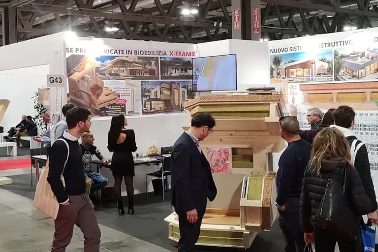 Stand Ecolive con il sistema X-Frame al MADE Expo di Milano