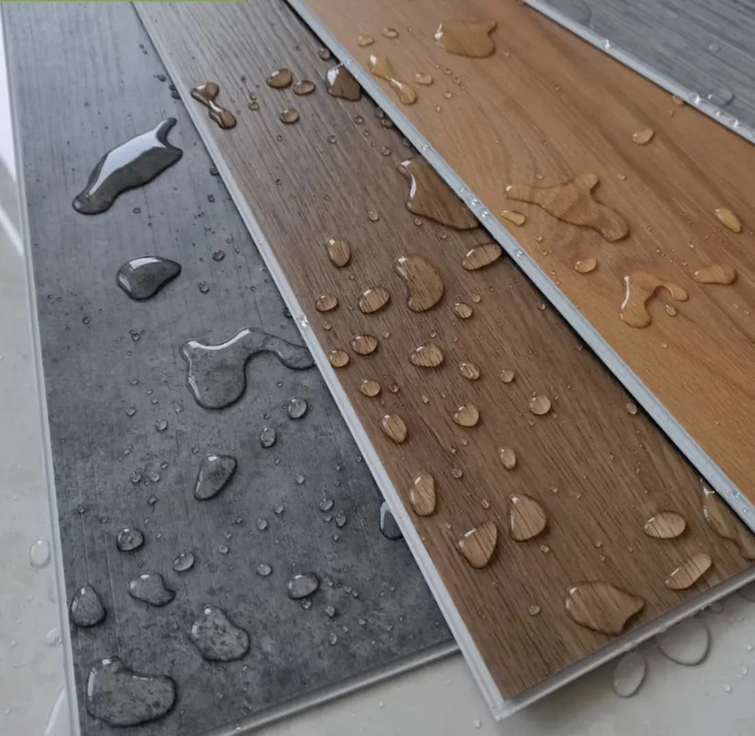 Plance di pavimento SPC effetto legno e pietra con gocce d’acqua: superficie impermeabile
